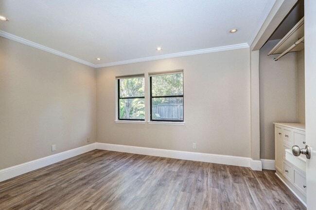 Building Photo - 2 Bed / 1 Bath townhome in sunny Potrero H...