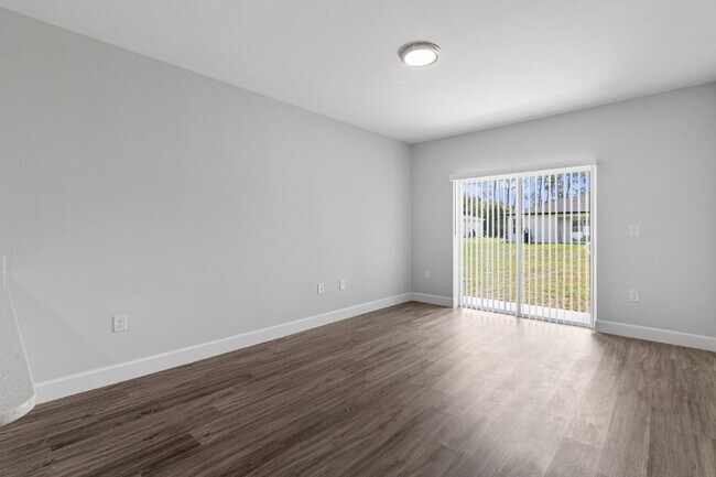 Building Photo - "Charming 3-Bed, 2-Bath Duplex Gem in Port Charlotte - Your Ideal Home Awaits!"