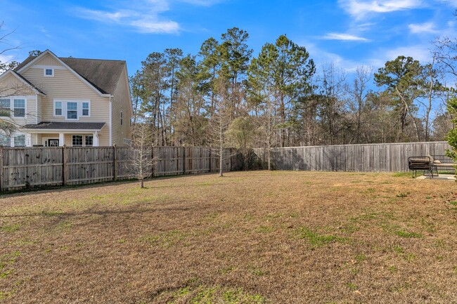 Building Photo - Large fenced yard corner lot - 4 Bedroom home in Moss Grove Plantation