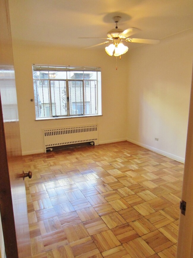 Building Photo - Cute One Bedroom with Tons of Closet Space