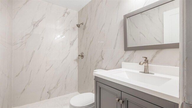 Building Photo - 626 SW 14th Ave