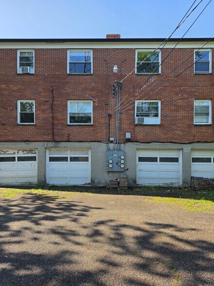 Building Photo - 829 Uhrig Ave