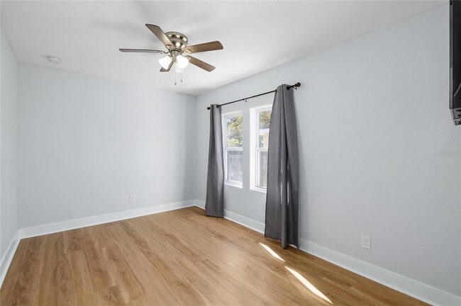 Building Photo - 2606 W Henry Ave