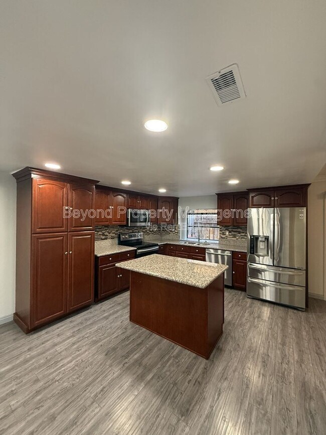 Building Photo - 8535 Paradise Valley Rd