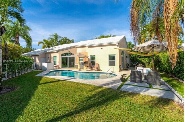 Building Photo - Wilshire Court, Pembroke Pines, FL 33027 - 3 BR 3 BA single-family home