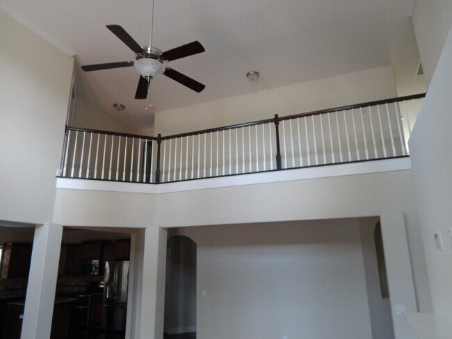 Building Photo - Spacious 6 bedroom, 4 bathroom home!