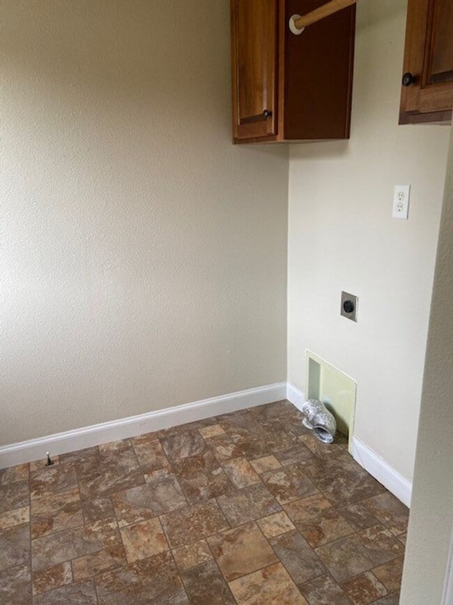 Building Photo - Hellgate Elementary School Area - 3 Bed, 2 Bath, Garage and a Fenced Yard