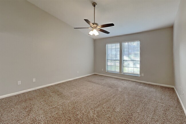Building Photo - 2615 Silver Falls Dr