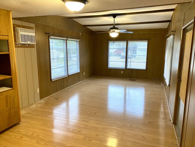 Building Photo - 1134 Lakewood Cir E