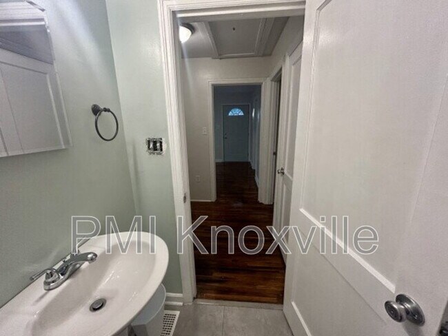 Building Photo - 926 Ledgerwood Ave