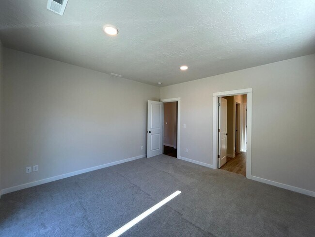 Building Photo - Brand New 3 Bedroom / 2 Bathroom Home in NW Redmond