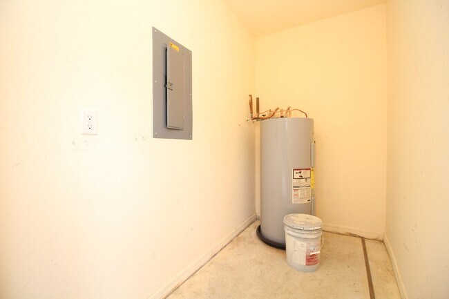 Building Photo - Gulf Breeze 3-Bedroom, 1-Bath Home Zoned for Top Schools with Quick Access to Pensacola and Pensa...