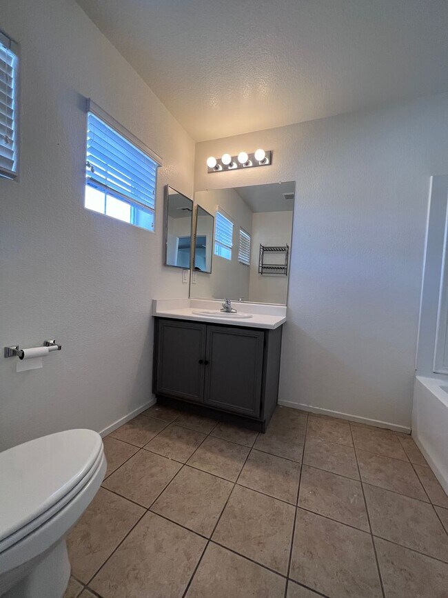 Building Photo - MOVE IN TODAY! 3 bed 2.5 bath home in the ...