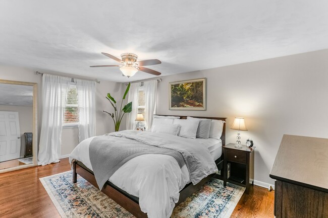 Building Photo - Beautifully Updated 4 Bedroom, 2.5 Bath Home in Fairview