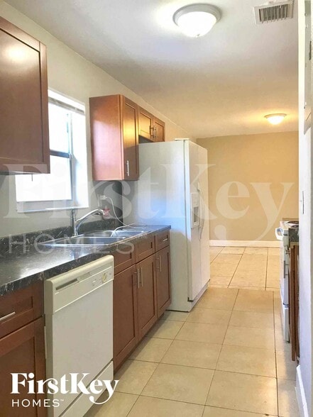 Building Photo - 3057 SW 2nd St