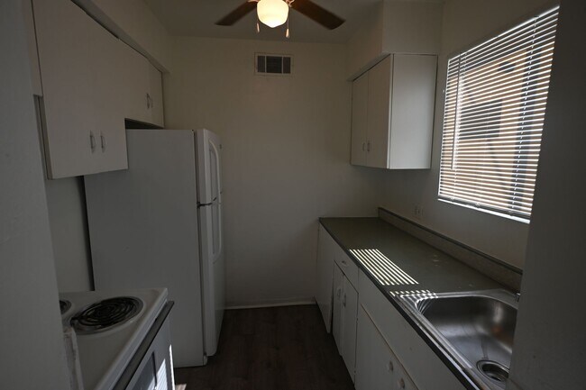 Building Photo - 2 Bed Apartment  - $1,050 - 378 N 13th Str...