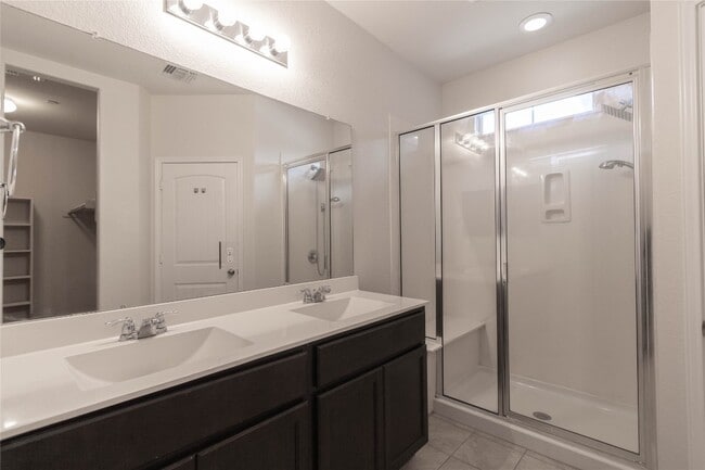 Building Photo - 2880 Donnell Dr