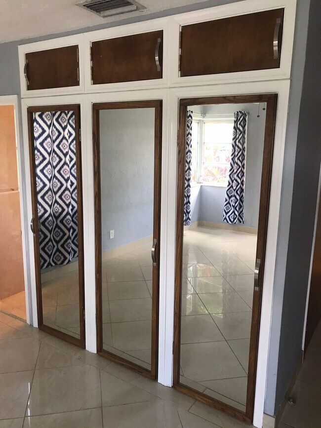 Building Photo - Miami Beach Home with a Pool!