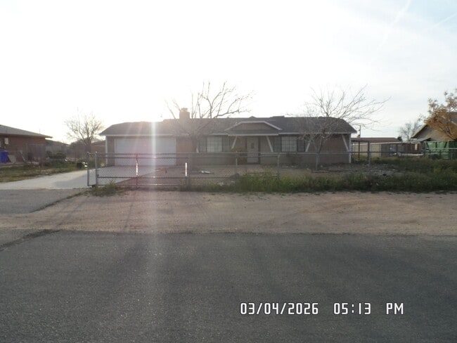 Building Photo - 3 Bedrooms, 1.75 Bathrooms, 2 Car Garage, Fully Fenced, Central Air & Heat, Large Lot, Wood Flooring