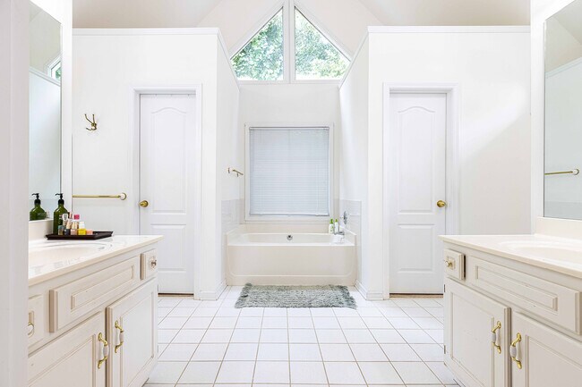 Building Photo - 630 Georgian Hills Dr