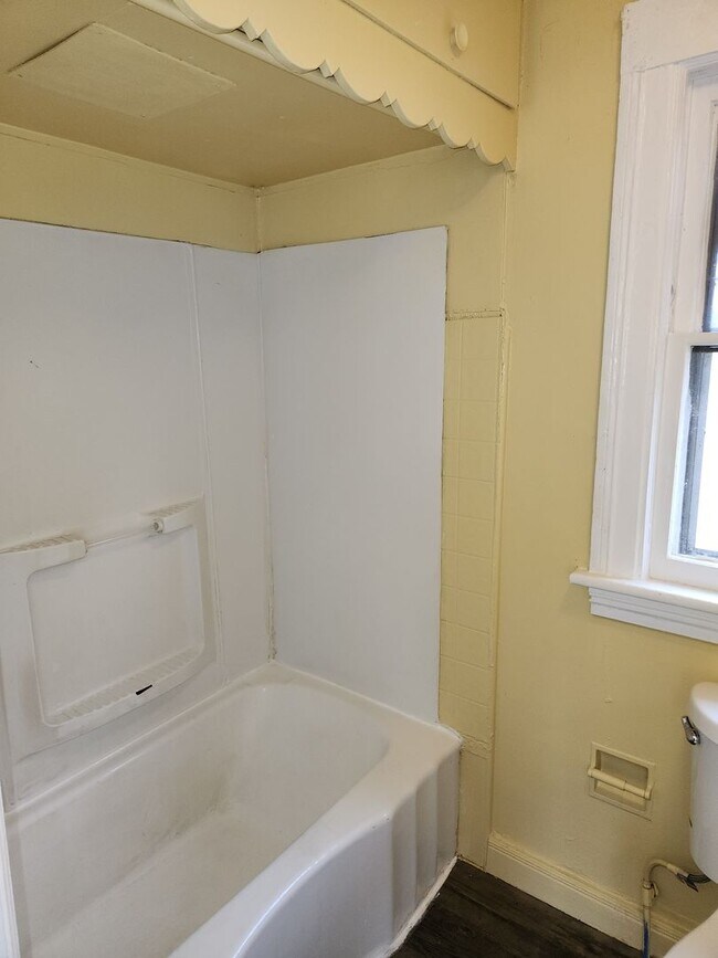 Building Photo - 11 Renwood St