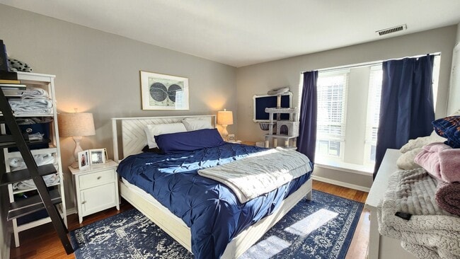 Building Photo - Tucked Away Condo with Balcony near Shirlington