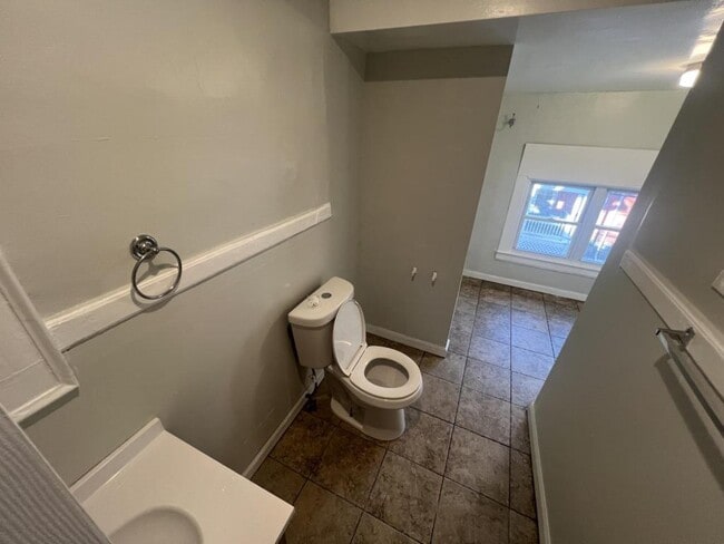 Building Photo - 65 Woodlawn St