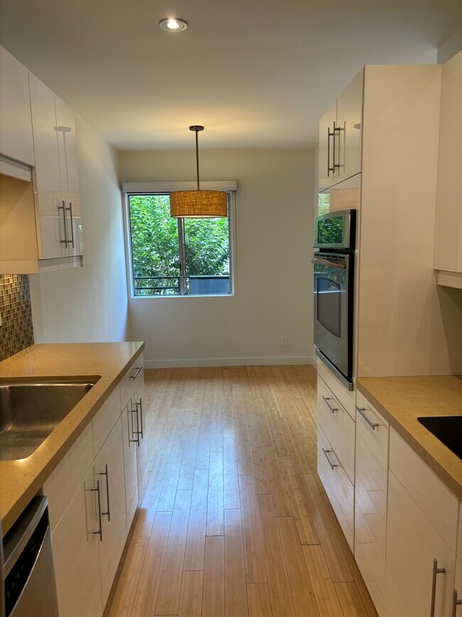 Building Photo - 1250 N Kings Rd