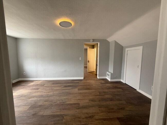 Building Photo - 407 N 12th St