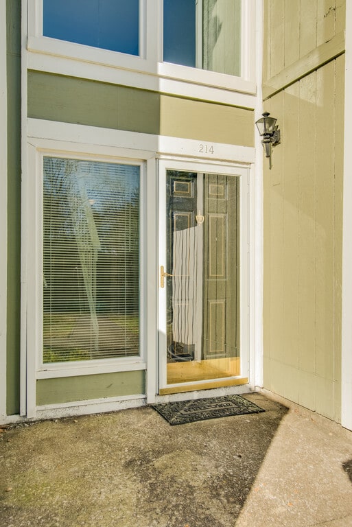 Building Photo - Amazing and spacious 3/2.5 Hermitage Townhouse with fireplace & patio!!! Pets ok!