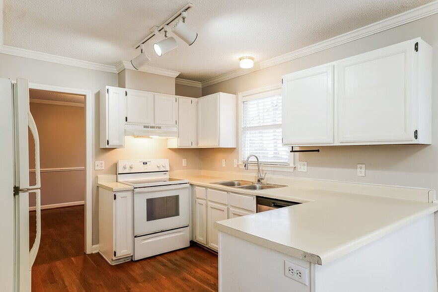 Building Photo - 4400 Birmingham Way