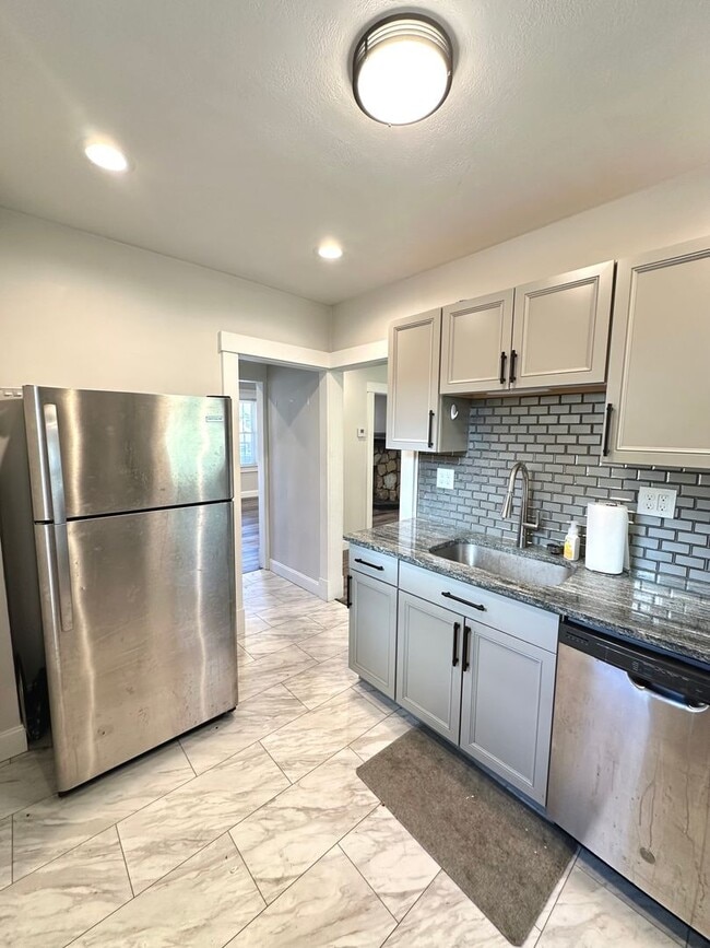 Building Photo - Updated 3 Bedroom, 1 Bath Home on a Quiet ...