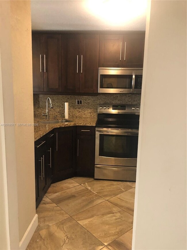 Building Photo - 9350 Fontainebleau Blvd