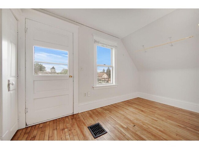 Building Photo - 804 Hawthorne Ave E