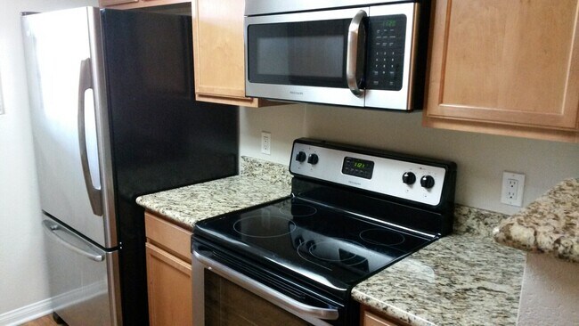 Building Photo - 2 bdrm, 2 bath 1050 SqFt, Carmel Mtn 2nd f...