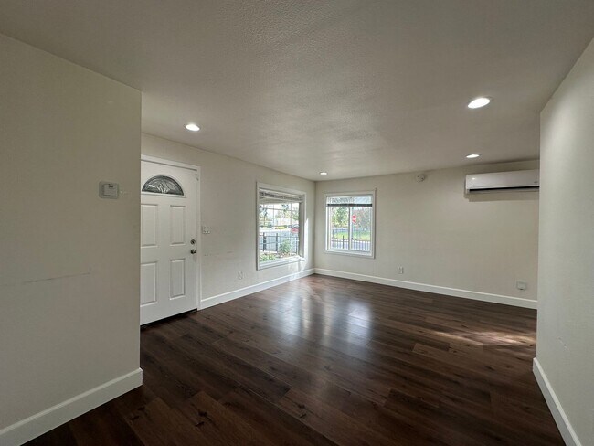 Building Photo - 2 Bedroom with Upstairs Loft