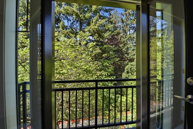 Building Photo - 2Bd/1.75Ba Bellevue Townhome