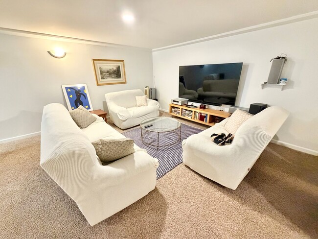 Building Photo - 4 Bedroom Home in South Burlington VT Available 4/1!