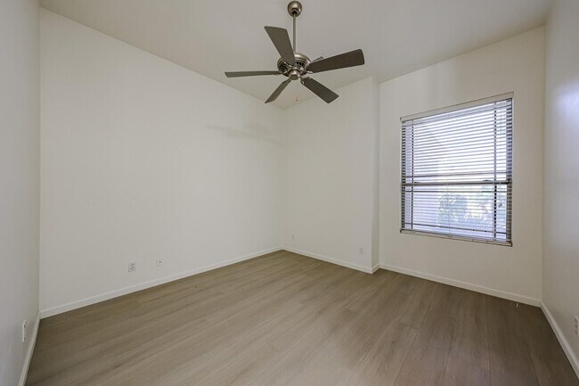 Building Photo - 4536 W Villa Linda Dr