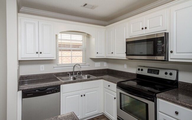 Building Photo - 823 Landing Dr