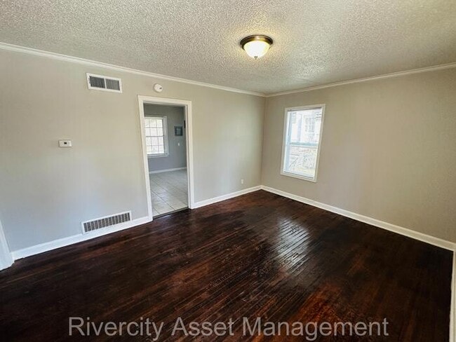 Building Photo - Renovated Charmer with Large Kitchen, Cove...