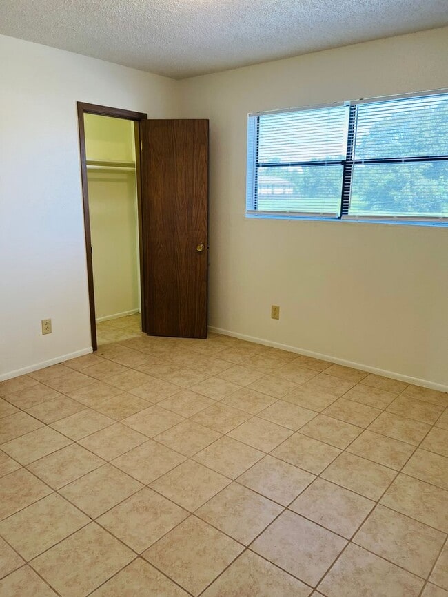 Building Photo - 5919 Bedford Dr