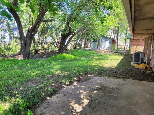 Building Photo - 400 Rosewood Dr