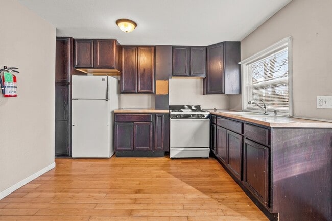 Building Photo - 309 W 10th St