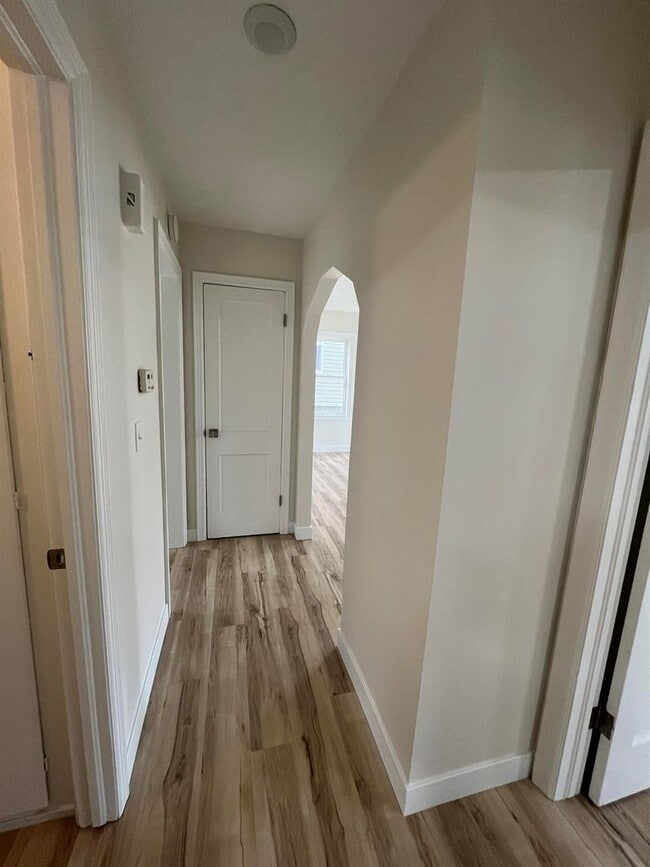 Building Photo - Spacious Two Bedroom!