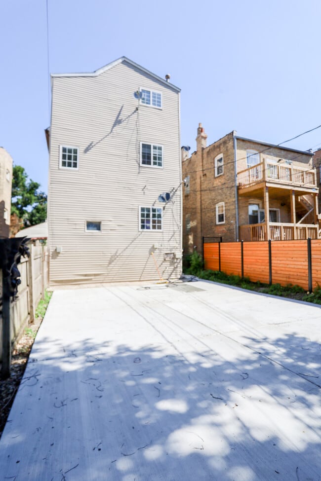 Building Photo - 3525 W Dickens Ave