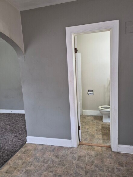 Building Photo - 226 E 5th Ave