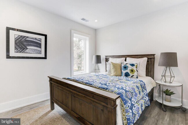 Building Photo - 525 Park Rd NW