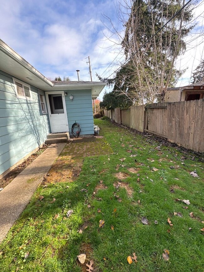 Building Photo - Spacious 2 Bedroom 1 Bath Duplex in Park-Like Setting - Pets Welcome