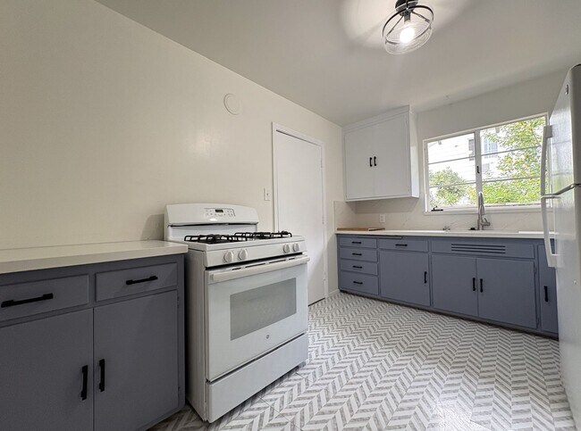 Building Photo - Charming 3-Bedroom Home on Embarcadero Road